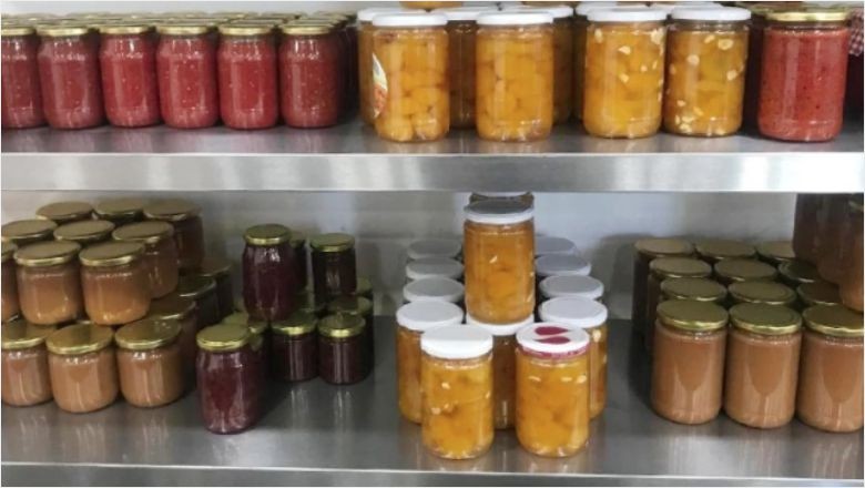 Evde Yaptığı Konserveden Zehirlendiler !