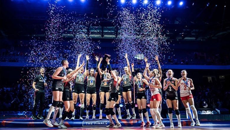Filenin Sultanları Şampiyonluk İçin Sahaya Çıkıyor. A Milli Kadın Voleybol Takımımız, 2023 CEV Avrupa Şampiyonası finalinde bugün Sırbistan ile karşılaşacak. Mücadele TRT 1'den naklen yayınlanacak.