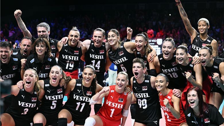 Filenin Sultanları Şampiyonluk İçin Sahaya Çıkıyor. A Milli Kadın Voleybol Takımımız, 2023 CEV Avrupa Şampiyonası finalinde bugün Sırbistan ile karşılaşacak. Mücadele TRT 1'den naklen yayınlanacak.