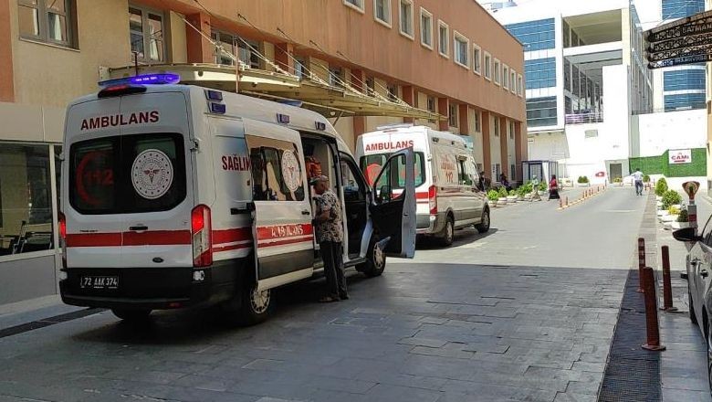 Freni Çekilmeyen İş Makinesinin Altında Kaldı. 15 yaşındaki çocuk, el freni çekilmeyen iş makinasının altında kalarak hayatını kaybetti.