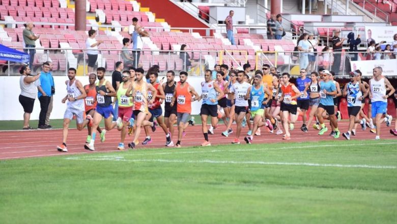 İsmail Akçay Yol Koşusunun Kazananları Belli Oldu. İsmail Akçay, Meksika 1968 Olimpiyatları’nda maraton dördüncüsü olarak Türk atletizm tarihine geçti. Balıkesir’de ünlü atlet Akçay adına yol koşusu gerçekleşti.