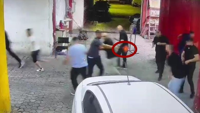Korkunç Cinayet ! Gözünü Bile Kırpmadı Defalarca Kurşun Sıktı. Otoparkta işlenen korkunç cinayetin görüntüleri ortaya çıktı. Şüphelinin defalarca ateş ederek öldürdüğü şahsın kardeşiyle aralarında ‘silahla kasten yaralama’ suçundan duruşma vardı.