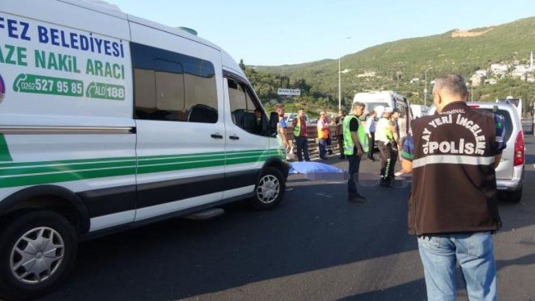 Korkunç Olay !15 Yaşındaki Kız Ambulanstan Atladı. Ambulanstan aşağıya atlayan psikolojik sorunları olan kız hayatını kaybetti.