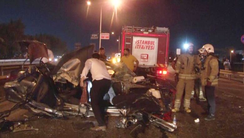 Otomobil Yolda Duran Tıra Çarptı ! Limana girmek için bekleyen tıra arkadan hızla gelen otomobil çarptı. Kazada otomobil kullanılamaz hale geldi. İki kişi de yara aldı.