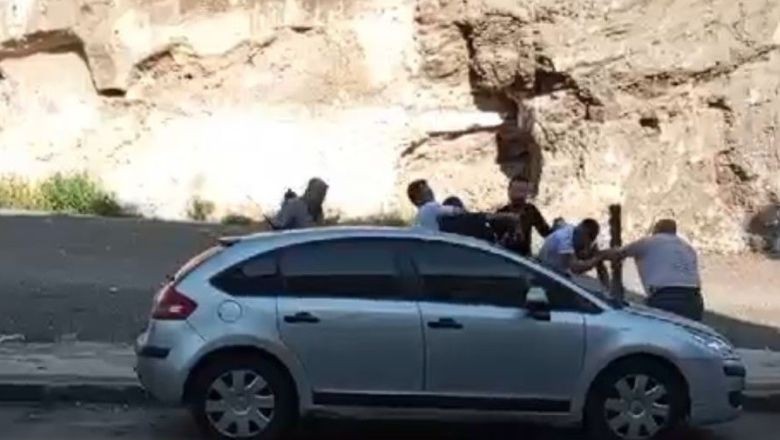 Park Kavgasında Silahlar Konuştu. Park halindeki araca çarpan alkollü grup ile esnaf arasında kavga çıktı. Silahların ateşlendiği kavgada 3 esnaf kurşunların hedefi oldu. Saldırgan gruptan da 3 kişi darp edilerek yara aldı. 