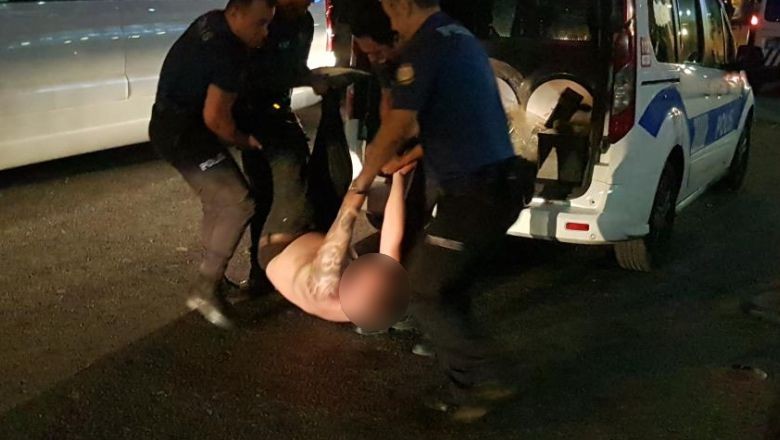 Rus Turist Uyuşturucu Krizine Girdi : Polislere Ecel Teri Döktürdü. Sahte alkol ya da 'zombi' tabir edilen sentetik uyuşturucu aldığı tahmin edilen Rus turist krize girerek yaklaşık 15 polise adeta ecel teri döktürdü.