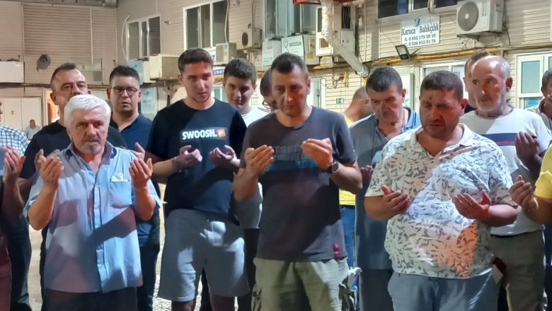 Saat 00.00'ı Gösterdi: Balıkçılar Oltayı Attı