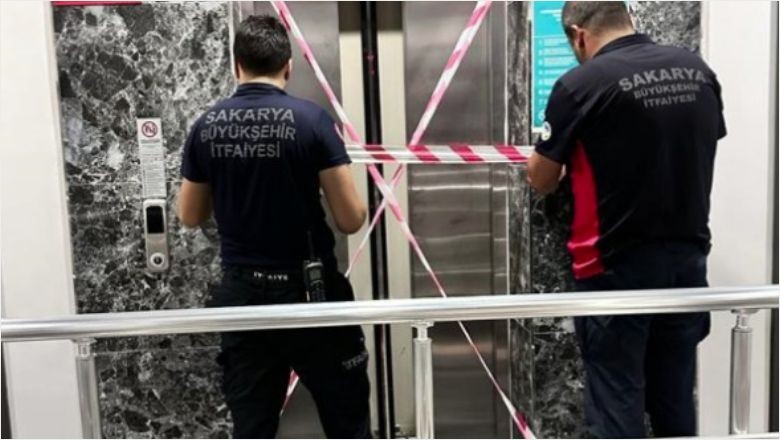 Sağlıkçıların Asansörle İmtihanı: Kurtarılmayı Beklediler