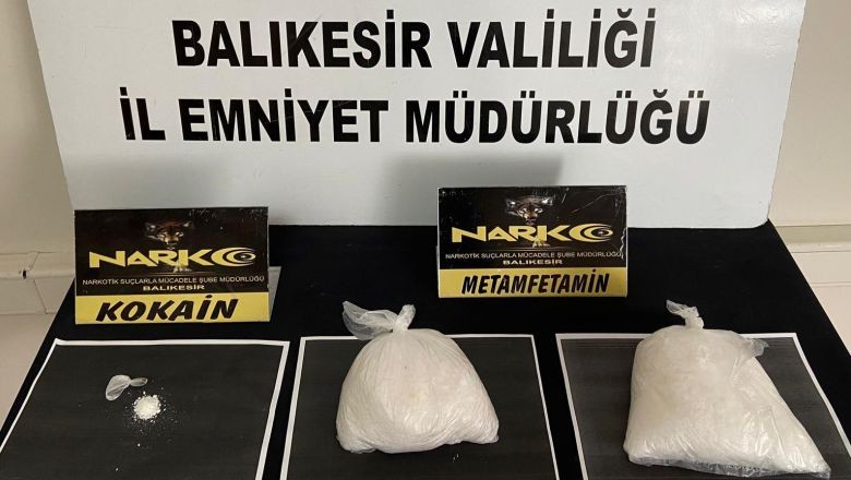 Savcılık Talimat Verdi : Balıkesir'de Durdurulan Araçtan Uyuşturucu Çıktı . Balıkesir İl Emniyet Müdürlüğü ekipleri Başsavcılığın talimatıyla, uyuşturucu Madde naklettiği tespit edilen bir araçta arama yaptı.