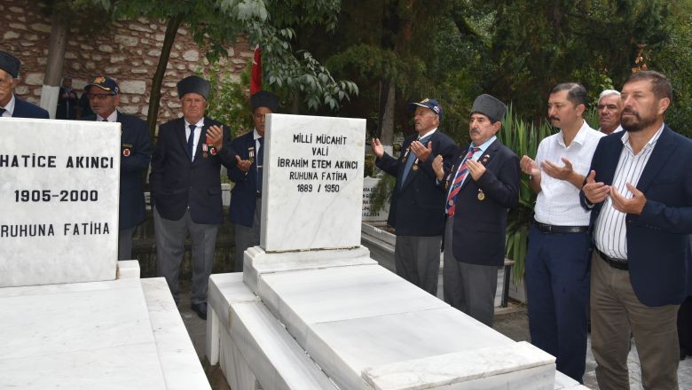Sındırgı 101’nci Yılında da Kahramanlarını Unutmadı. Sındırgı, Demirci ve Gördesliler kurtuluşun 101'inci yıl dönümünde Kuvayımilliye kahramanlarını unutmadı