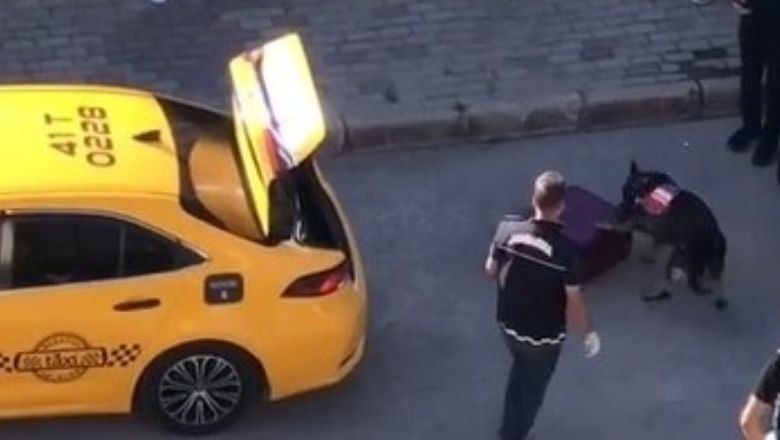 Narkotik Köpeği Kokuyu Aldı ! Taksideki Valizden Kilo Kilo Uyuşturucu Çıktı. Jandarma ekipleri, alınan istihbarat üzerine ticari taksiyi durdurdu. Bagajda bulunan valize narkotik köpeği tepki verince, 4 kilogram uyuşturucu ele geçti.