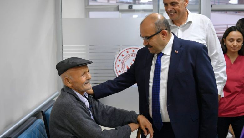 Vali Ustaoğlu Dünya Yaşlılar Günü'nde Yaşlılara Vefa Borcumuzu Hatırlattı