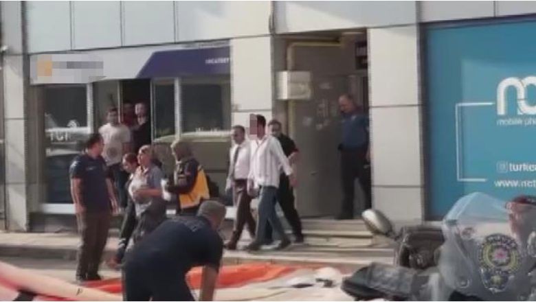 Annesini Balkondan Atmaya Çalıştı!