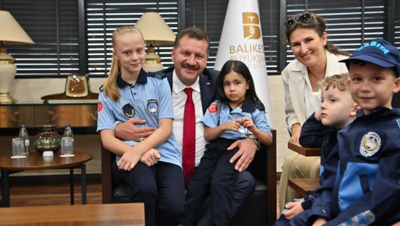 Minikler, Başkan Yılmaz ile Telsizden Anons Geçti