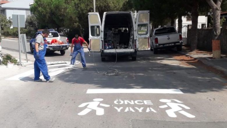 Karesi'de Okul Önlerindeki Yaya Çizgileri Yenileniyor