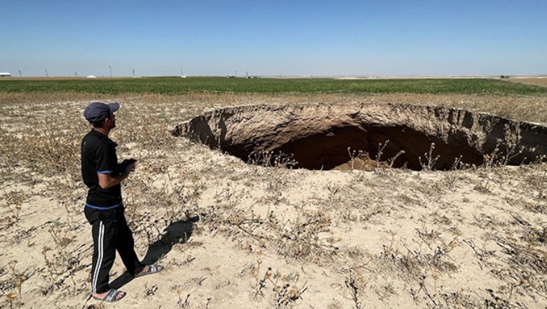 Konya'da 40 metre çapında, 70 metre derinliğinde obruk oluştu