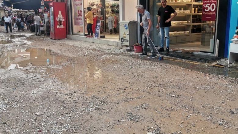 İzmir’i sağanak vurdu