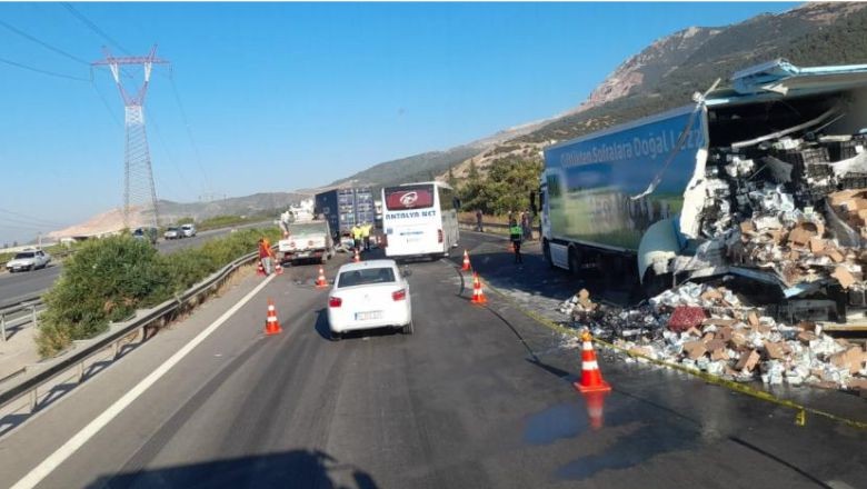 Arıza Yapan Tıra Arkadan Gelen Tır Çarptı : 2 Ölü