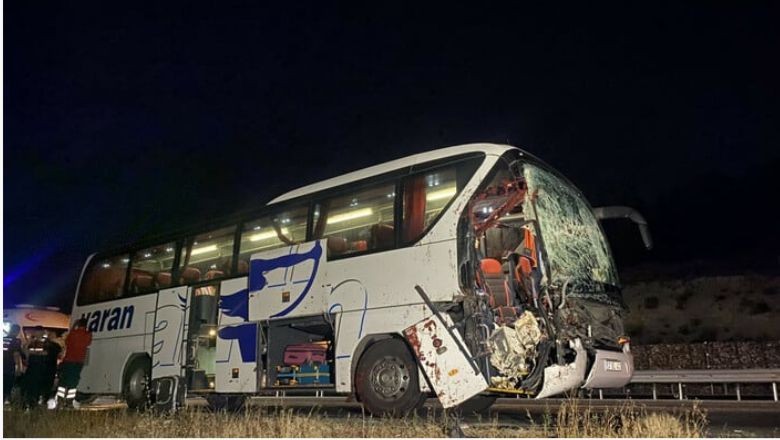 Yolcu Otobüsüyle Tır Çarpıştı!