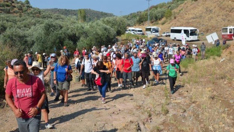 Atatürk Kayalıklarına Yürüyüşe Yüzlerce Kişi Katıldı