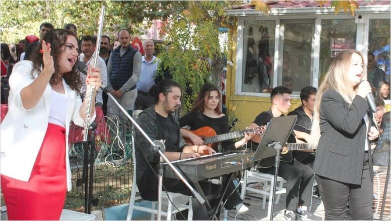 Balıkesir’de Cumhuriyetin 100. Yıl'ında Kupa ve Hediyeler Verildi