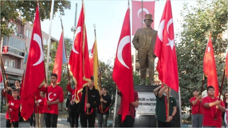 Balıkesir’de Cumhuriyetin 100. Yıl'ında Kupa ve Hediyeler Verildi
