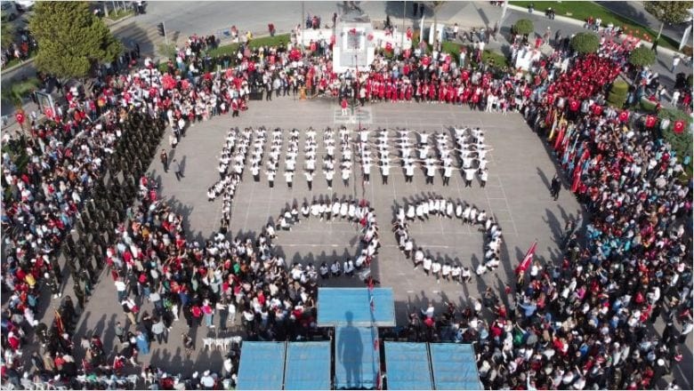 Balıkesir’de Resmi Geçitte 350 Metrelik Bayrak İle Görsel Şölen