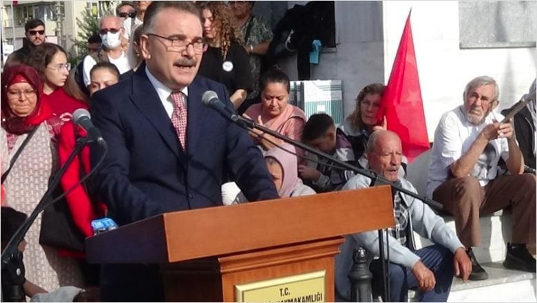 Balıkesir’de Resmi Geçitte 350 Metrelik Bayrak İle Görsel Şölen