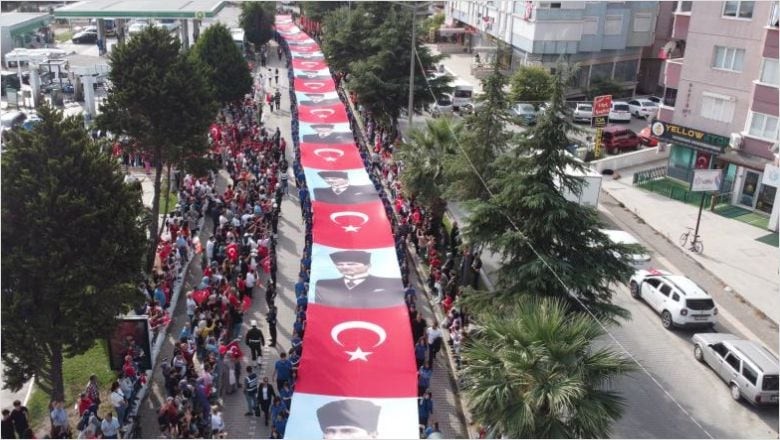 Balıkesir’de Resmi Geçitte 350 Metrelik Bayrak İle Görsel Şölen