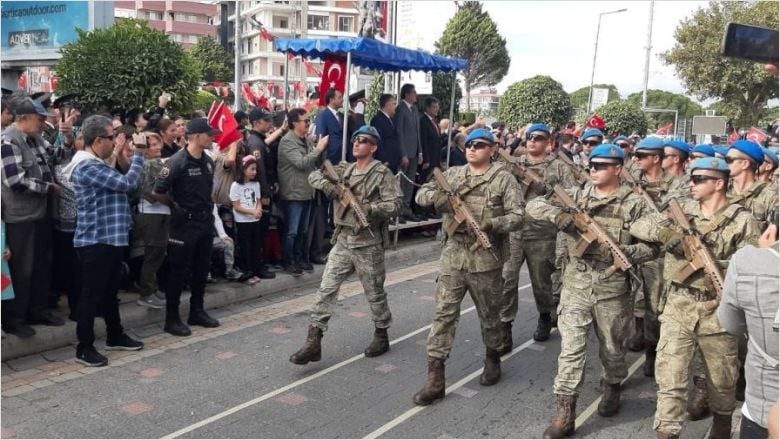 Balıkesir’de Resmi Geçitte 350 Metrelik Bayrak İle Görsel Şölen