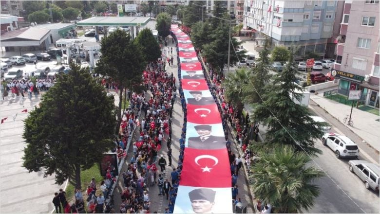 Balıkesir’de Resmi Geçitte 350 Metrelik Bayrak İle Görsel Şölen