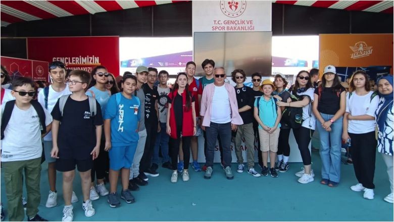 Balıkesirli gençler Ayakları Yere Değmeyen Festivale Katıldı