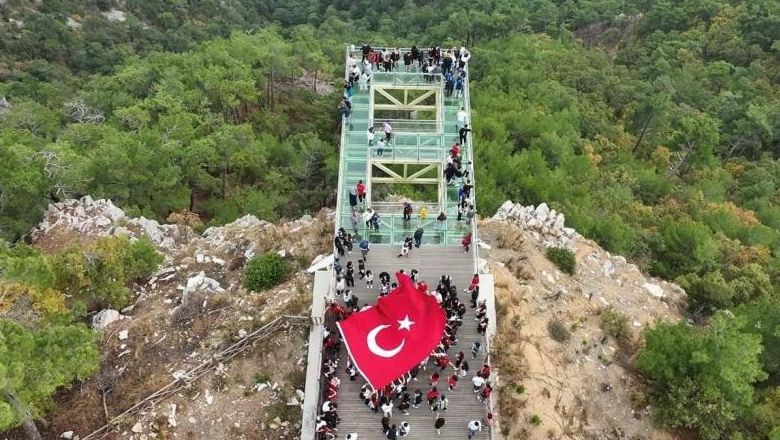 Cumhuriyet'in 100. Yılında Cam Seyir Terası'na Yürüyüş
