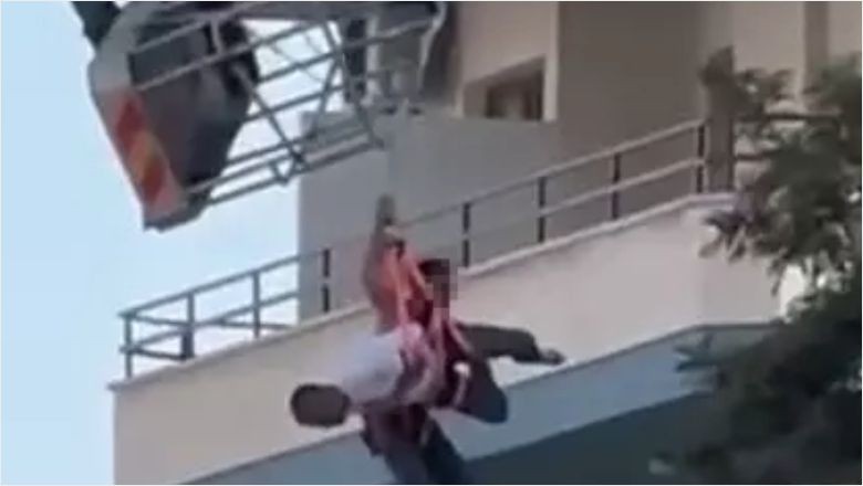 Havada asılı duruyorlardı! Görenler hemen Koştu