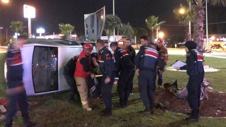 Korkunç Kaza! Otomobil Önce Refüje Çarptı Ardından Devrildi