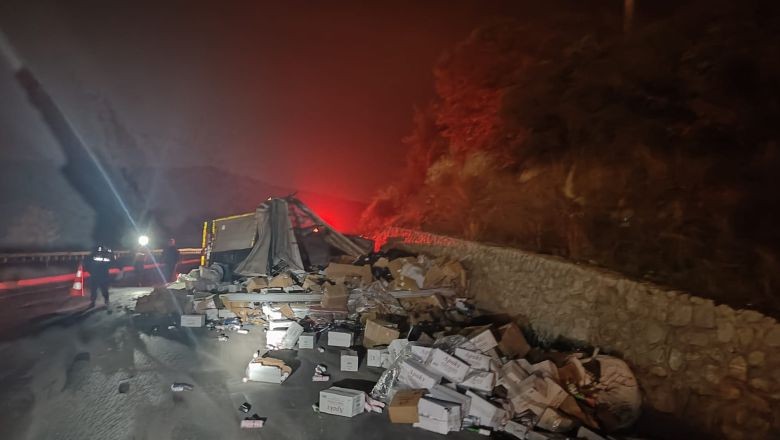 Kulak Pamuğu Yüklü Kamyon Kaza Yaptı