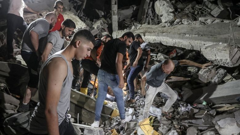 İsrail, Gazze'de Sığındıkları Tarihi Kiliseyi Bombaladı!