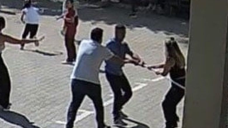 Okulu Bastı 5 Öğretmeni Yaraladı