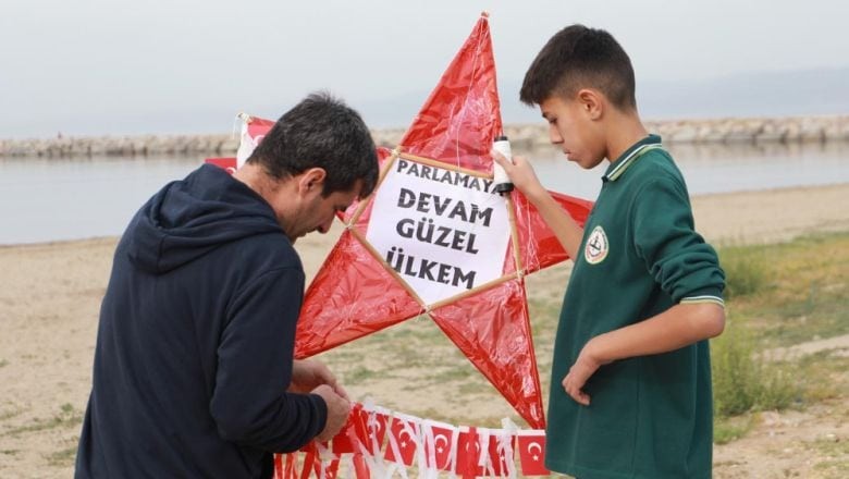 Burhaniye'de Uçurtmalar Gökyüzünü Süsledi