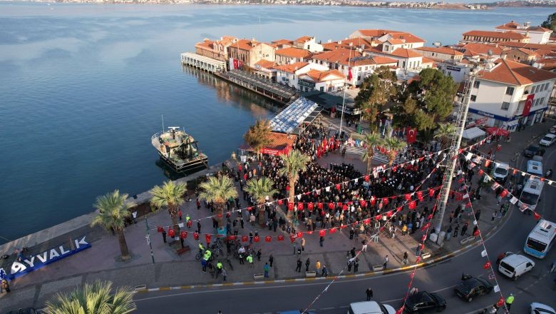 Ayvalıklılar Atatürk'ü Anmak İçin Bir Arada