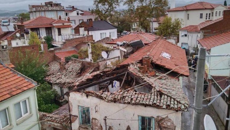 Balıkesir’de Fırtına Ve Hortum Etkili Oldu: Evler Çöktü