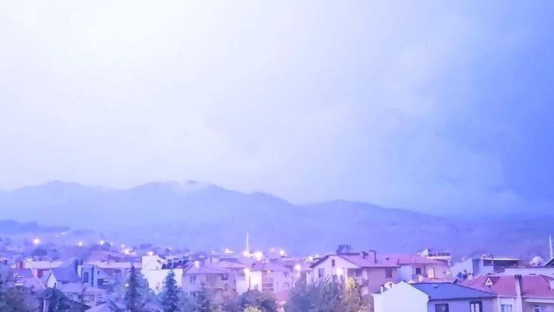 Balıkesir'de Geceyi Şimşekler Aydınlattı