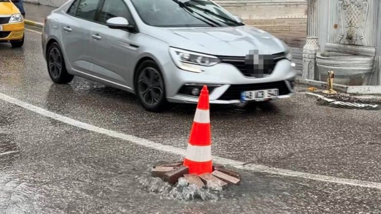 Bandırma’da Yağış ve Fırtına Hayatı Felç Etti