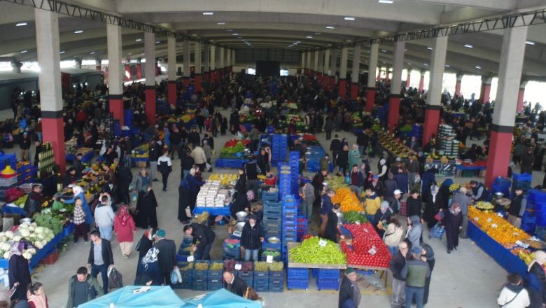 Sıcaklıklar Pazarcılara Zor Anlar Yaşattı Sıcaklıklar Pazarcılara Zor Anlar Yaşattı