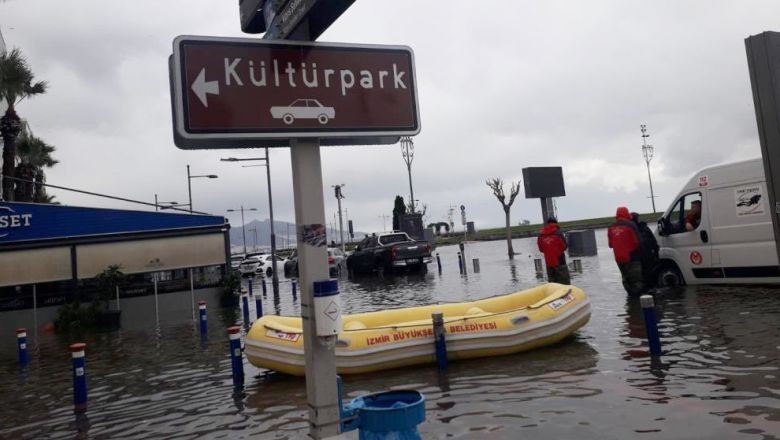 İzmir'de Kara Ve Deniz Birleşti