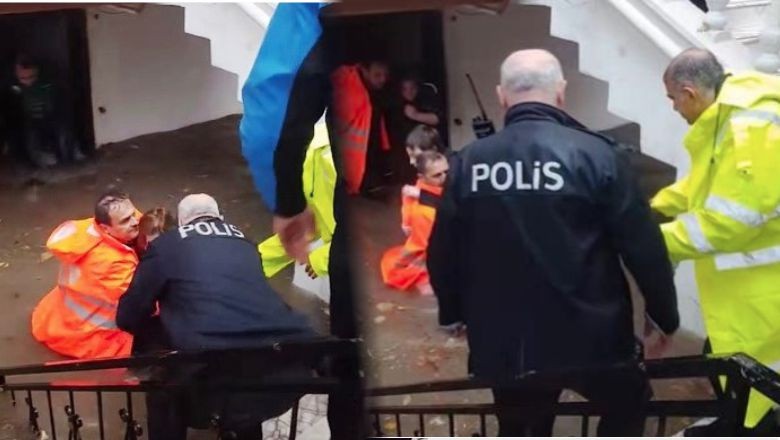 Sağanak Yağışta Su Basan Evdeki Aileyi Ekipler Kurtardı