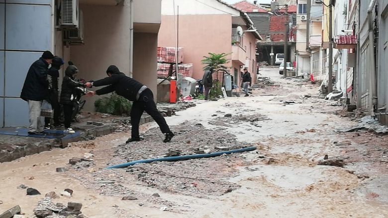 Savaştepe'de Yollar Sular Altında