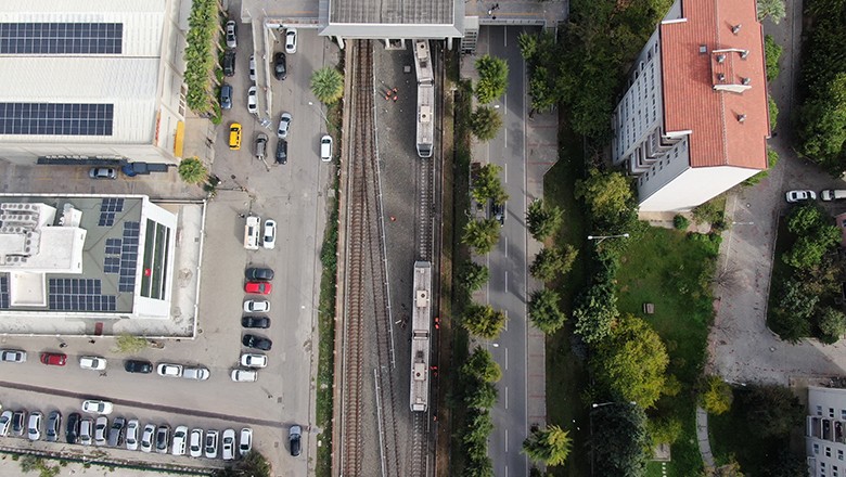 Raydan Çıkan Yolcu Treni Duvara Çarptı