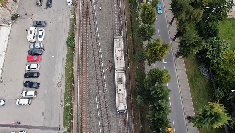 Raydan Çıkan Yolcu Treni Duvara Çarptı