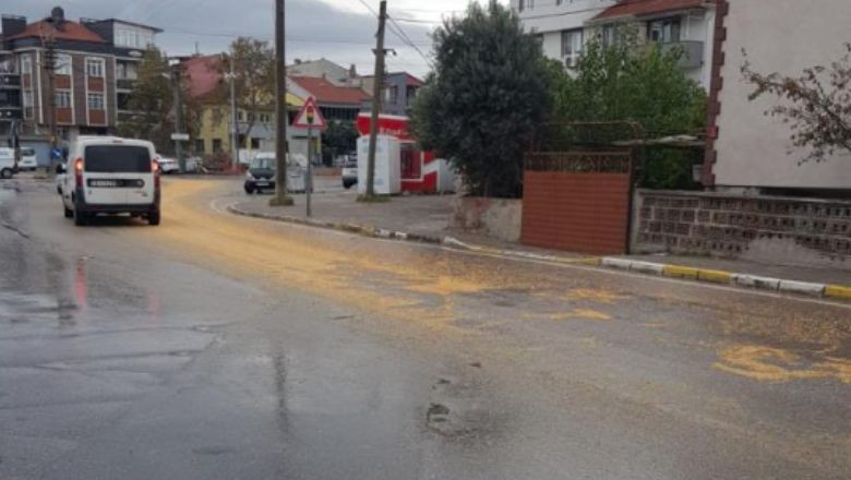 Dorse Kapağı Açılan Tır Caddeyi Buğday İle Kapladı